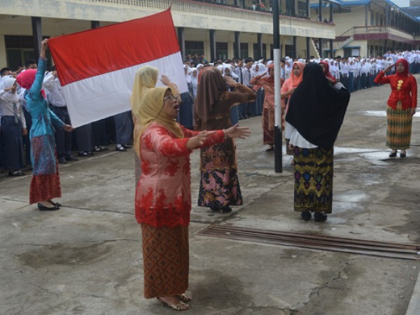 Memperingati Hari Kartini, SMK Muhammadiyah Pagaralam Menampilkan Srikandi-srikandi sebagai Petugas Upacara