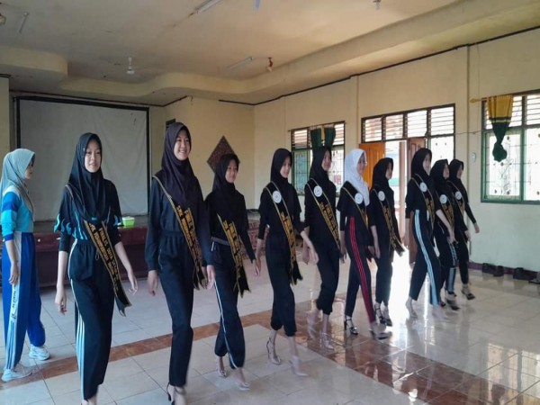 Kegiatan Calon Duta Sekolah Belajar Tata Cara Berjalan