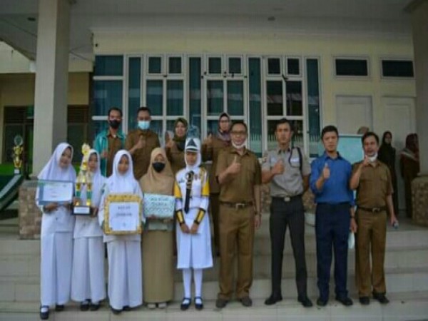 Pemberian penghargaan dari kepala sekolah