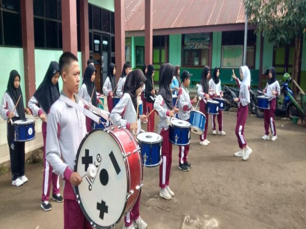 LATIHAN RUTIN DRUMBAND SMK UNGGUNLAN MUHAMMADIYAH PAGARALAM