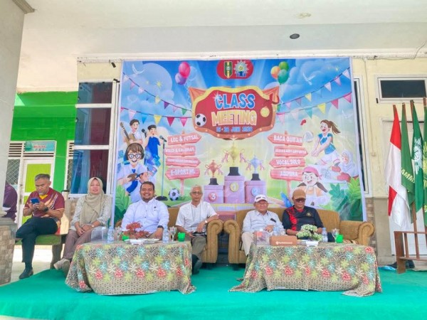 Kegiatan Class Meeting Lomba Fashion Show Dgn Tema “Daur Ulang”