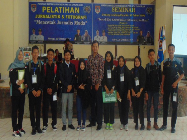 PWI MENGUNDANG ANAK-ANAK SMK MUHAMMADIYAH PAGARALAM UNTUK MENGHADIRI SEMINAR UU PERS